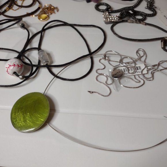 Lot Of Over 30 Pendant Necklaces. As Is. - Picture 11 of 16